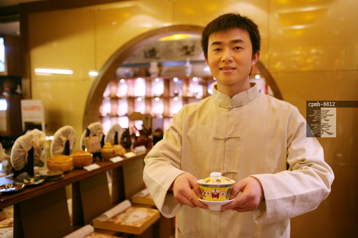 图片标题:     东方男人手端茶 图片编号:     cpmh-8812 授权方式
