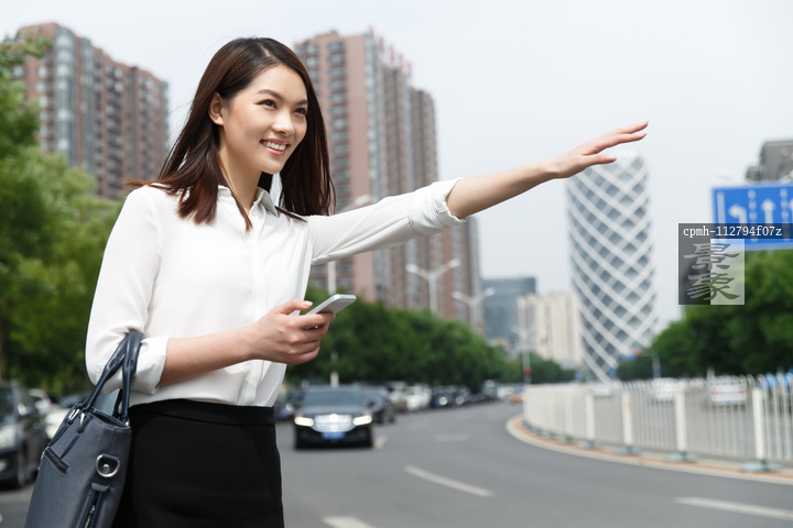 图片标题:     青年女人在路边等出租车 图片编号:     cpmh-112794