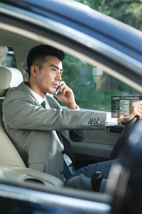 图片标题:     青年男人开车打电话 图片编号:     cpmh-115944q30z