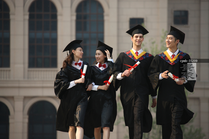 图片标题:     穿学士服的大学生 图片编号:     cpmh-35209 授权