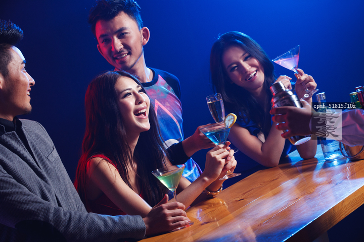 图片标题:     年轻人在酒吧喝酒 图片编号:     cpmh-51815f10z