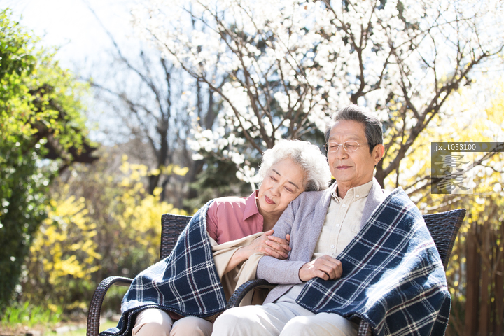 图片标题:     老年夫妇在户外晒太阳 图片编号:     jxtt053100
