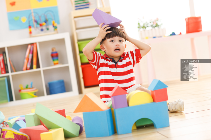 图片标题:     幼儿园儿童在玩玩具 图片编号:     jxtt084511 授权