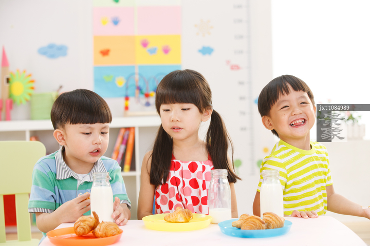图片标题:     幼儿园儿童在吃早餐 图片编号:     jxtt084989 授权