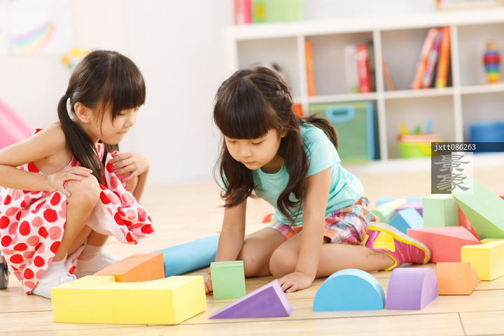 图片标题:     幼儿园儿童在玩玩具 图片编号:     jxtt086263 授权