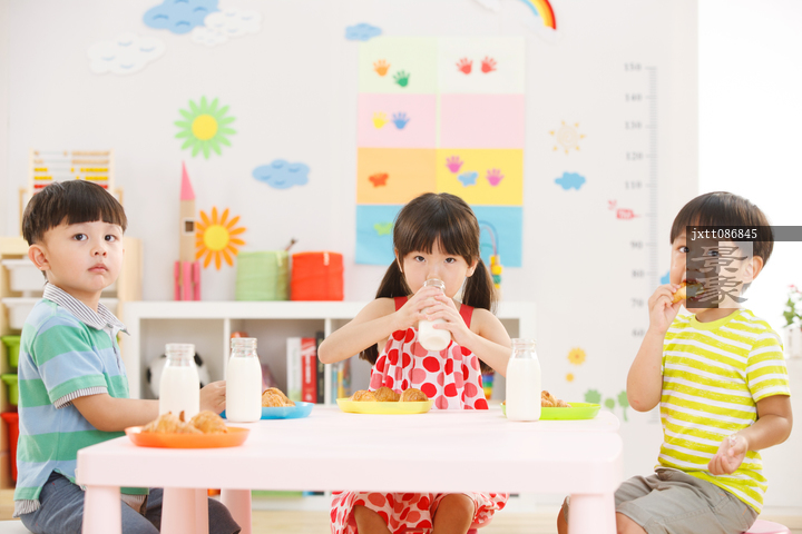 图片标题:     幼儿园儿童在吃早餐 图片编号:     jxtt086845 授权