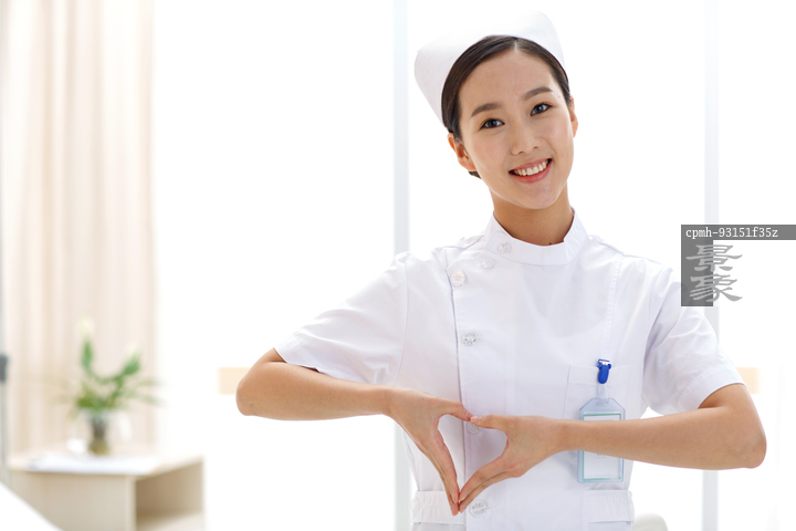 图片标题:     年轻的女护士做心形手势 图片编号:     cpmh