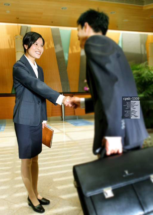 图片标题 商务人士在酒店大堂握手 图片编号 cpmh-5309
