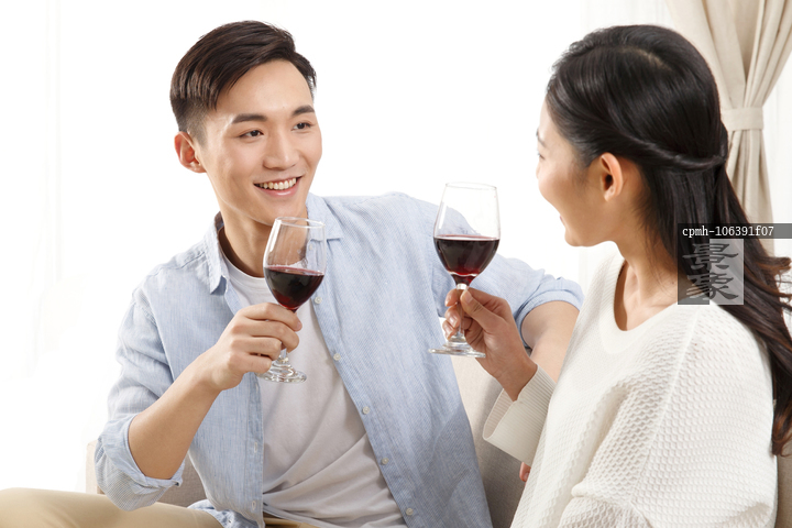 图片标题:     青年情侣喝红酒 图片编号:     cpmh