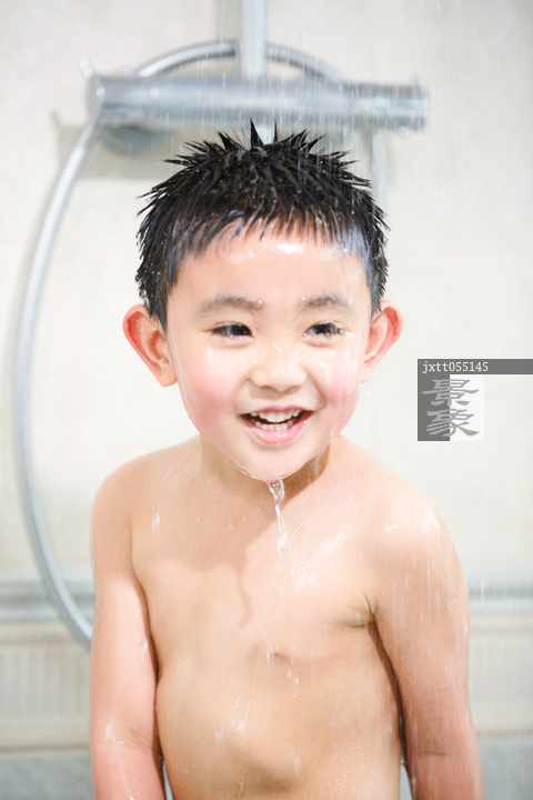 小男孩洗澡热水图片