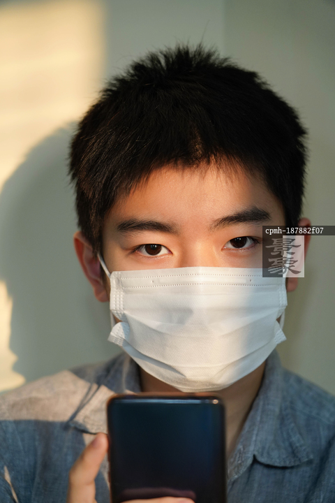 图片标题 戴口罩的男孩看手机 图片编号 cpmh-187882f07